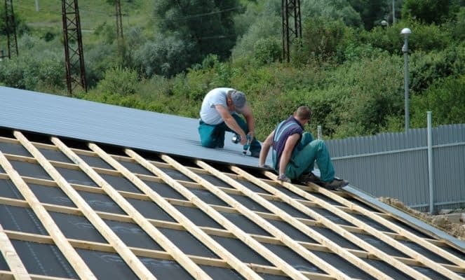 Správna montáž plechovej strechy: kľúč k dlhej životnosti a bezproblémovému využívaniu