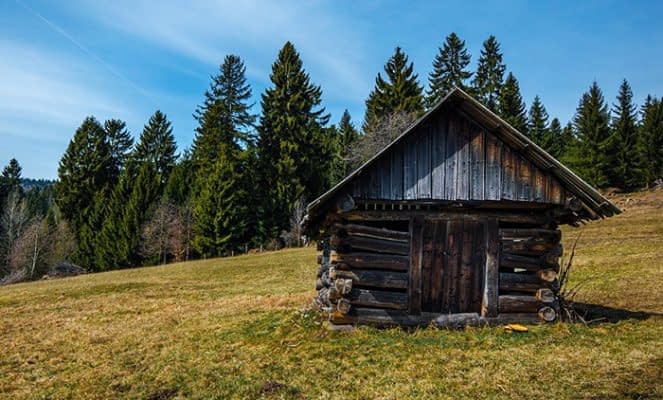Z akých materiálov stavali strechy naši predkovia?