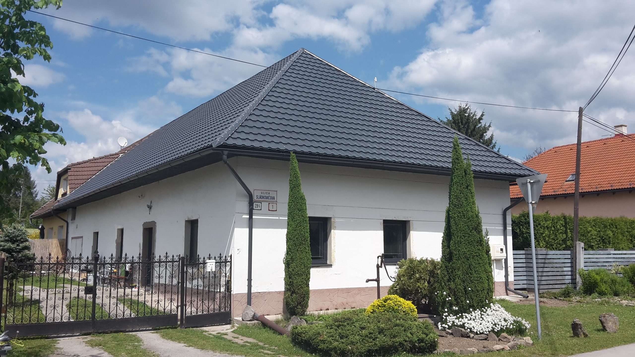 Šikmá strecha ako tradičná voľba: aké prináša výhody?