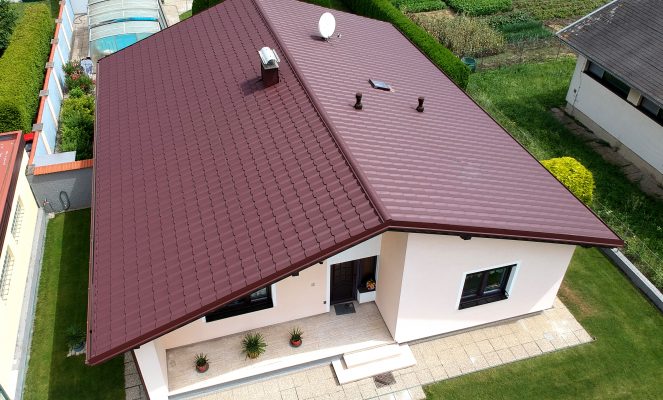 Najčastejšie mýty súvisiace so starostlivosťou o plechové strechy: počuli ste ich aj vy?