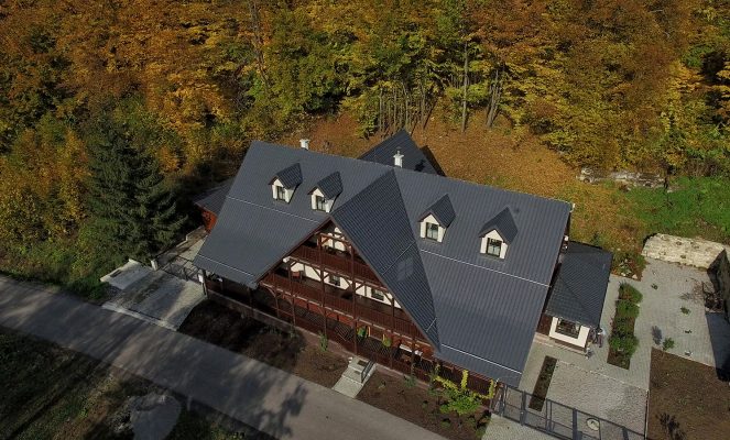 Situácie, kedy sa pri výbere krytiny oplatí uprednostniť plech
