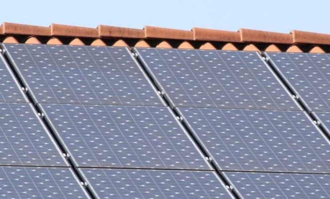 Solárne panely na plechovej streche: aké sú možnosti realizácie?