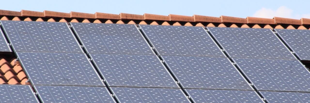 Solárne panely na plechovej streche: aké sú možnosti realizácie?