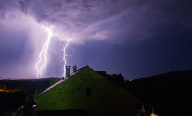 Čo je podpera vedenia na plechové strechy a aká je jej hlavná úloha?