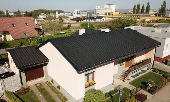 Správna montáž plechovej strechy ako kľúč k jej dlhovekosti a chyby, ktorým by ste sa mali vyhnúť